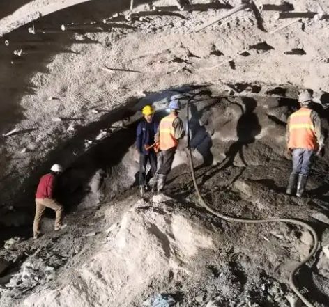 鹤城拱顶带模注浆料的施工流程及注意事项